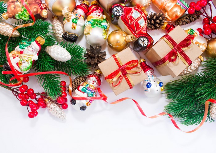 Christmas Ornaments with Pine Cones and Berries
