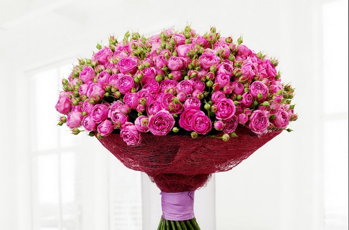 Bouquet of pink roses with green buds