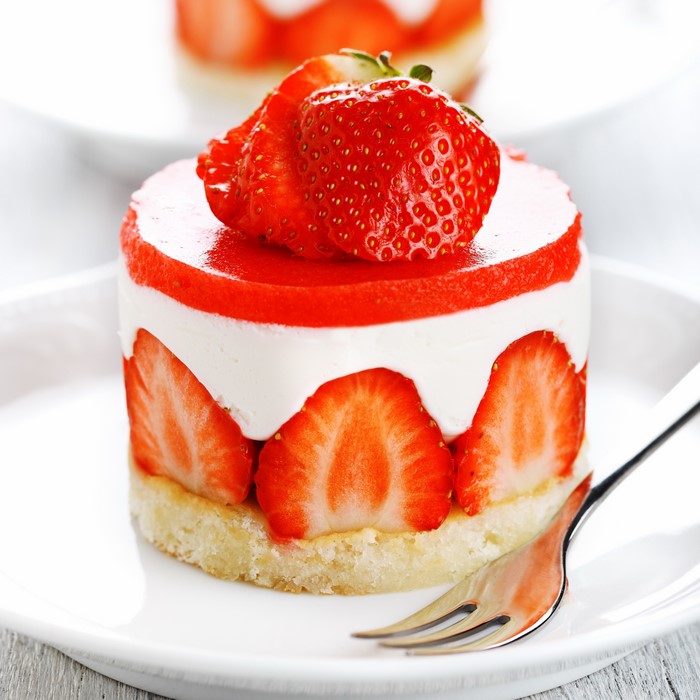 Strawberry cake with cream and jelly