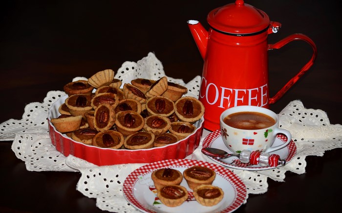 Pecan tarts and coffee in a red pot