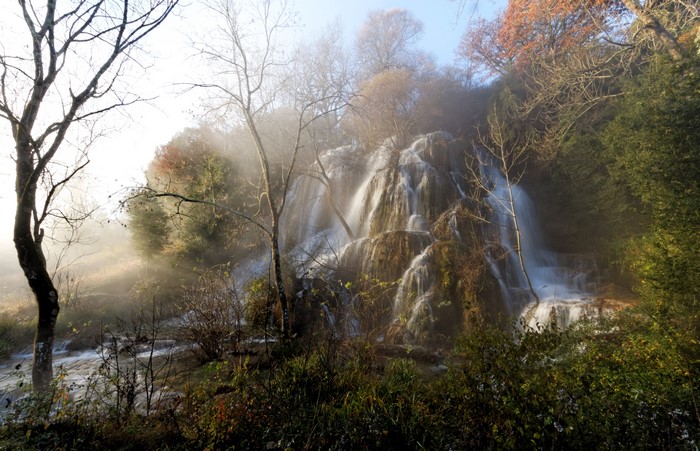 4K Larnas Waterfalls in Autumn Fog