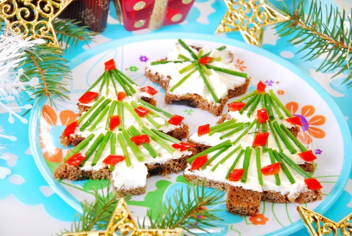 Christmas tree shaped butterbrot with cream cheese and chives