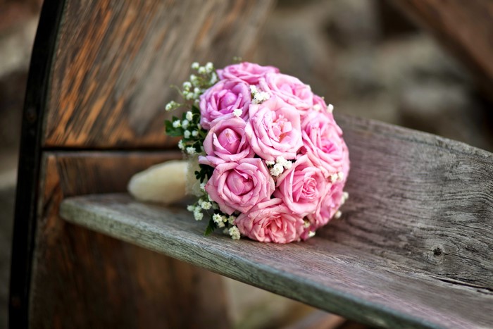 Pink rose bouquet on a wooden bench