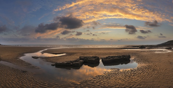 Dunraven Bay Wales Coast Stones Sand Clouds Morning