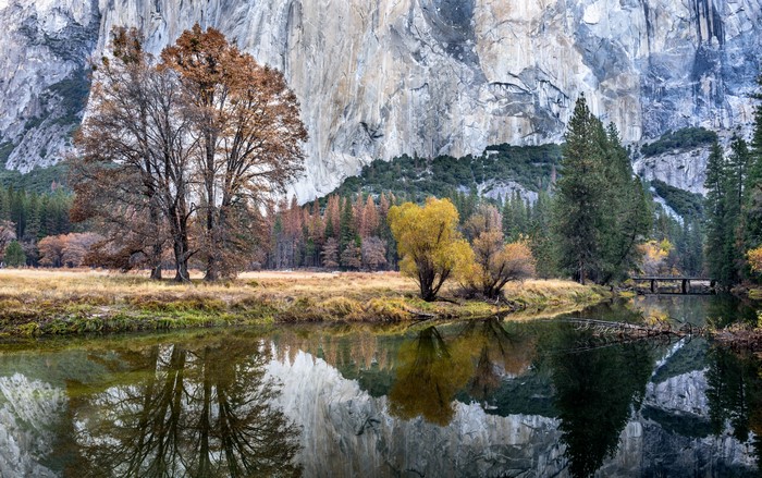 Yosemite National Park Autumn Scenery with Mountain Reflection