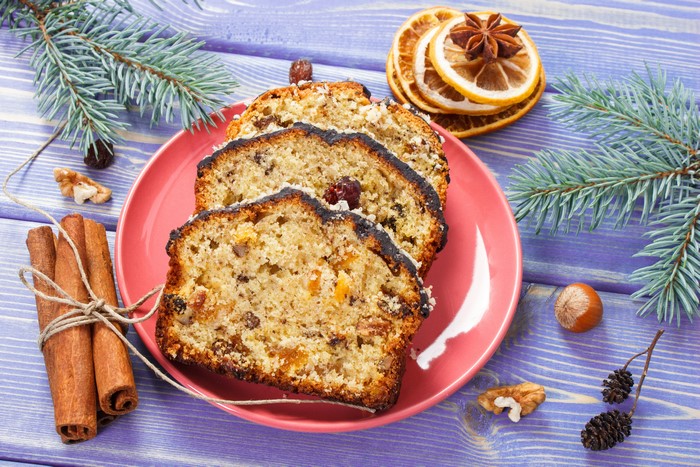 Christmas Pound Cake Slices with Cinnamon and Oranges