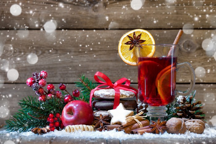 Christmas mulled wine with cookies and apple