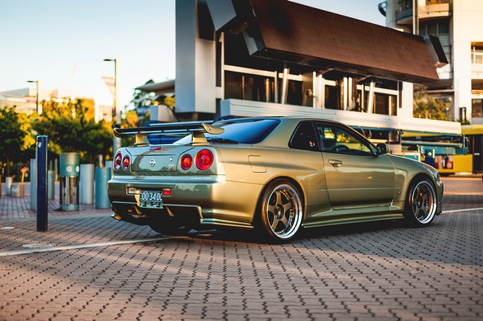 4K Nissan GT-R R34 Gold Skyline