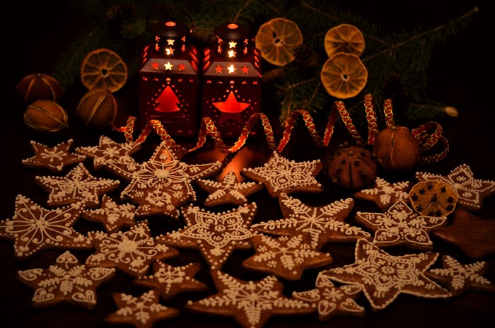 Christmas star cookies with lanterns and dried oranges
