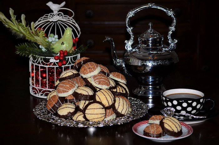 Christmas Kettle and Cookies