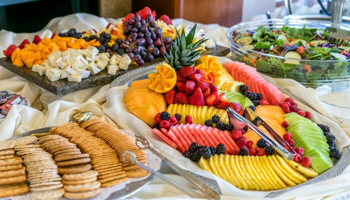 Fruit platter with cheese and crackers