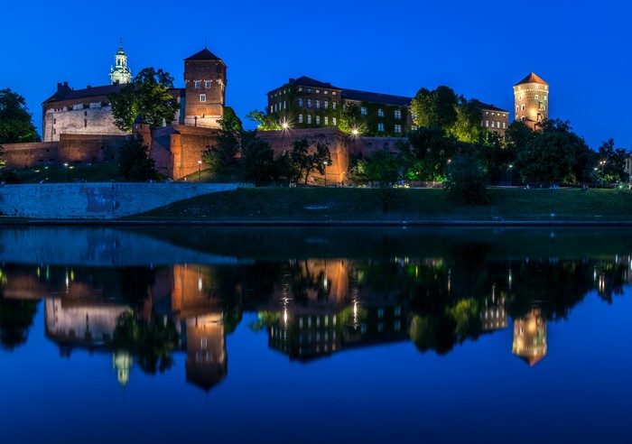 4K Wawel Castle and River at Night in Krakow, Poland
