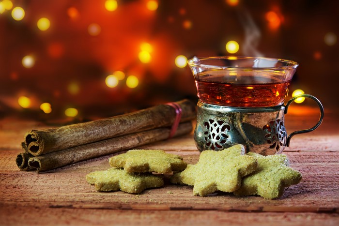 Tea with cinnamon and star cookies