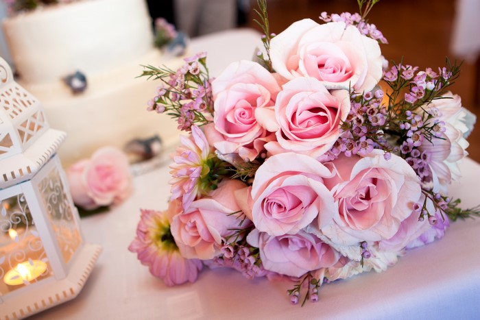 Pink rose bouquet and wedding cake