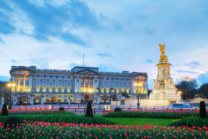 Buckingham Palace and Victoria Memorial at dusk