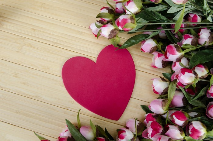 4K Valentine's Day Heart with Roses on Wood