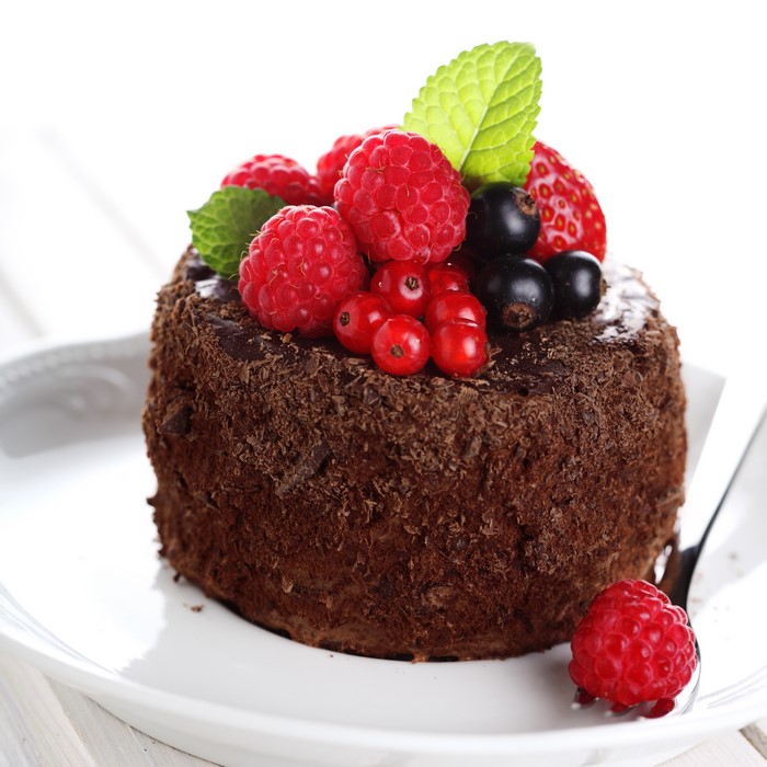 Chocolate cake with berries and mint