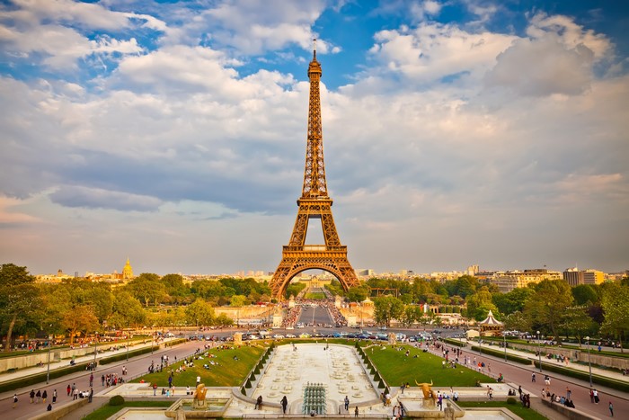 4K Eiffel Tower in Paris, France
