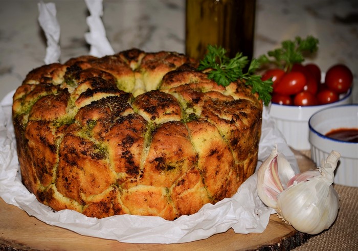 Pesto Pull-Apart Bread with Garlic and Tomatoes