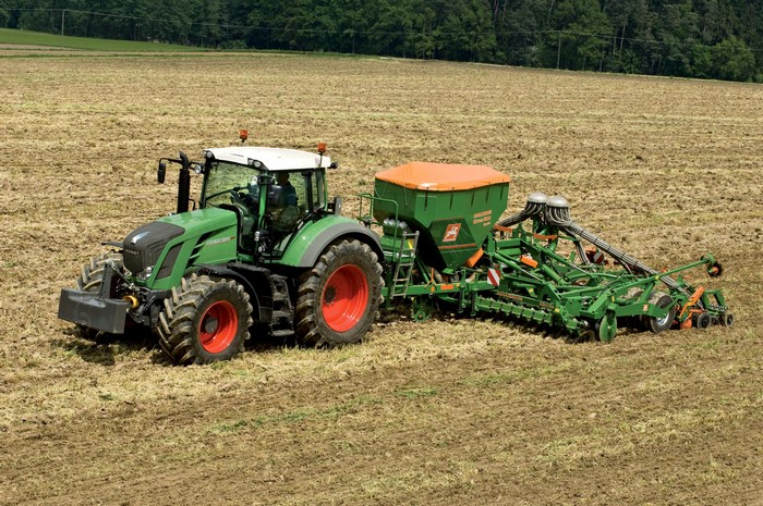 Fendt 828 Vario tractor with seeder in a field