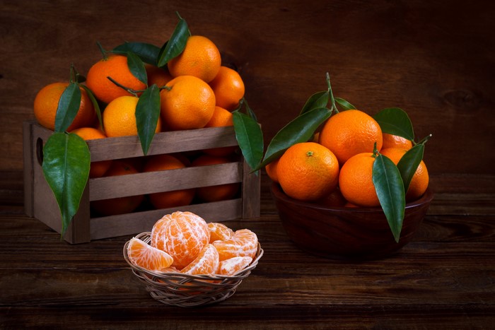 Mandarin oranges in a crate and bowl