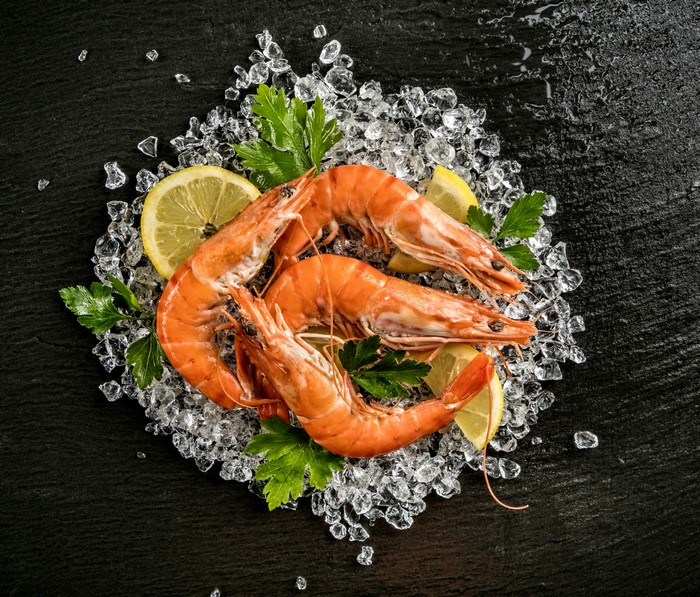 Shrimp with lemon and parsley on ice
