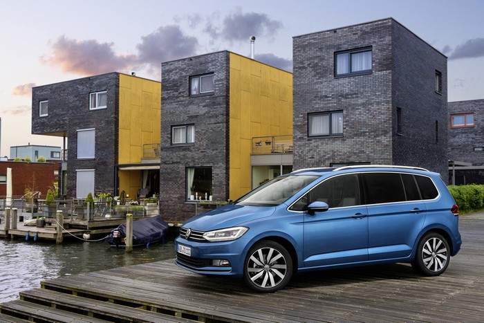 4K Volkswagen Touran 2015 Light Blue Side