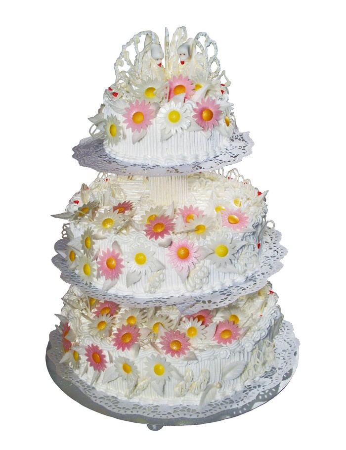 Three-tier white wedding cake with daisy decorations