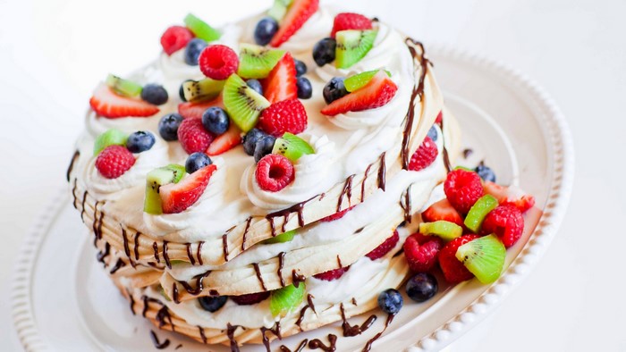 Pavlova cake with fresh berries and kiwi