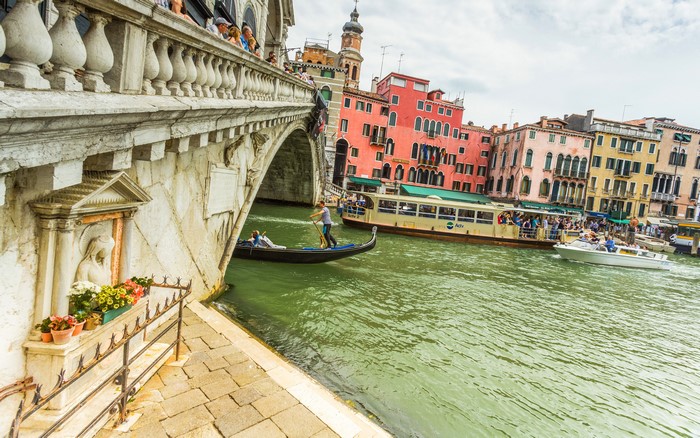 4K Rialto Bridge Venice Italy Riverboat Houses