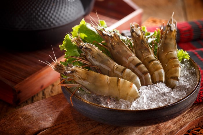 Fresh Shrimp on Ice with Lettuce