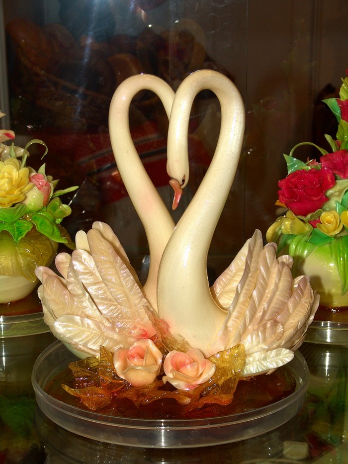 Two swans made of sweets with roses