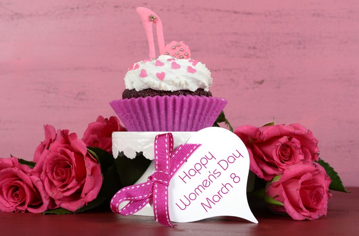 Cupcake with pink roses and "Happy Women's Day March 8" tag