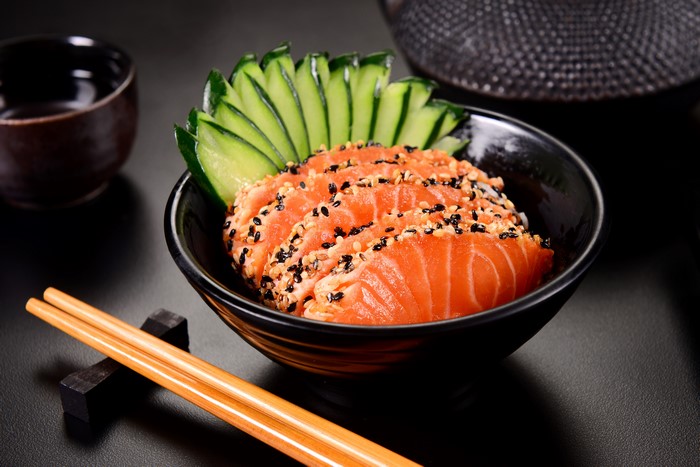 Salmon sashimi with cucumber and sesame seeds