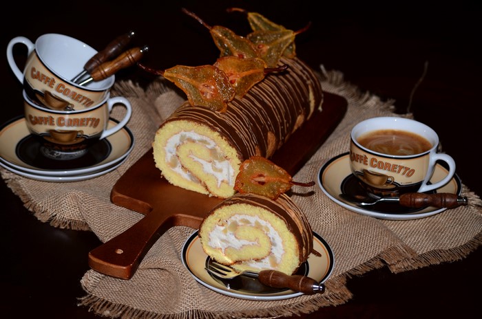 Swiss roll with coffee and cups
