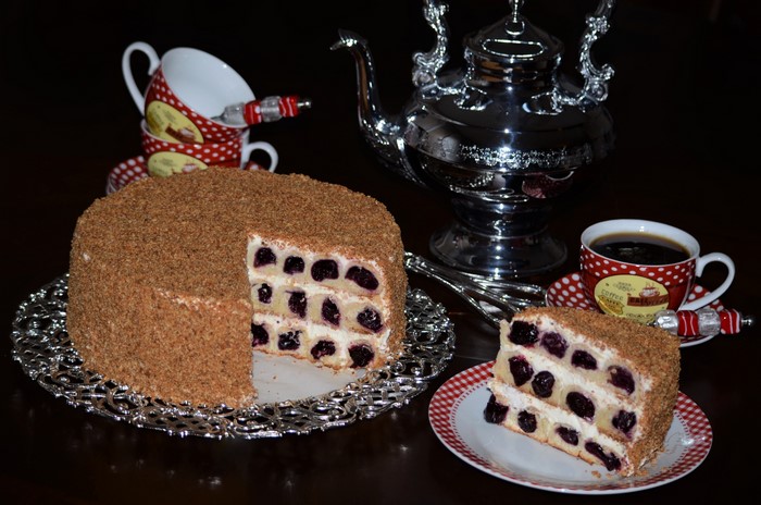 4K cake with blueberries and coffee