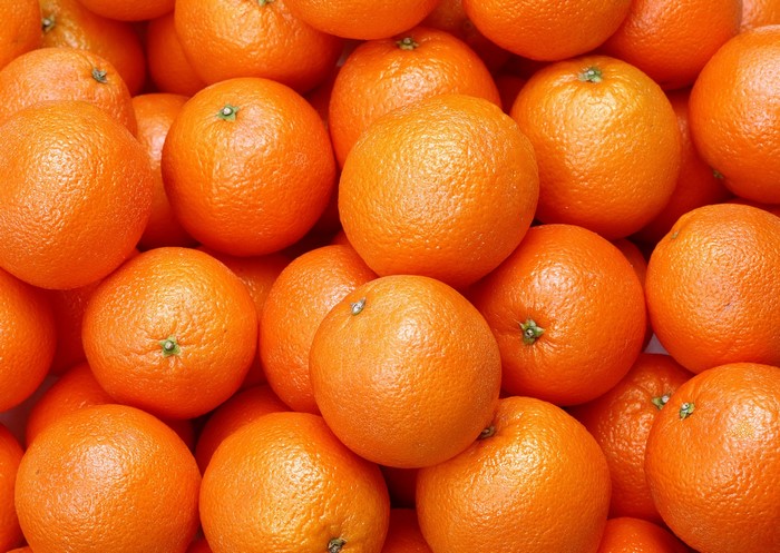 A pile of fresh oranges