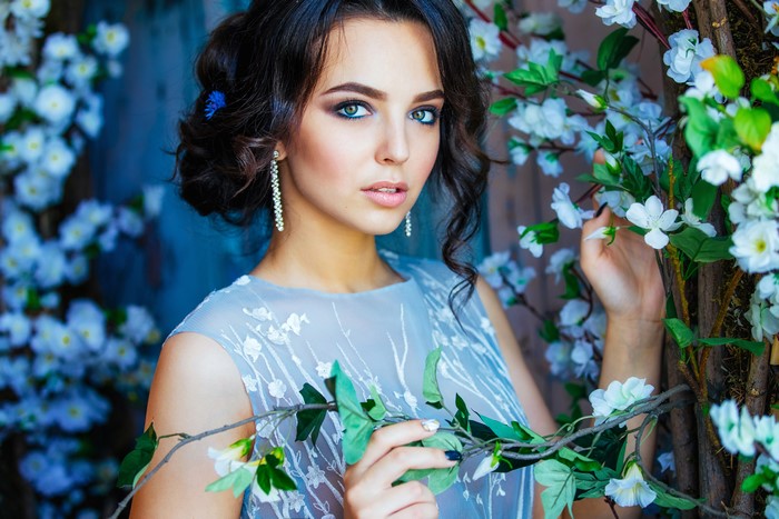 Brunette girl with blue eyes and flowers