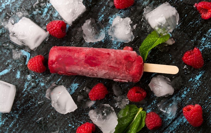 Raspberry popsicle with ice and mint