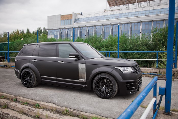 Matte black Lumma Design Range Rover LWB CLR R