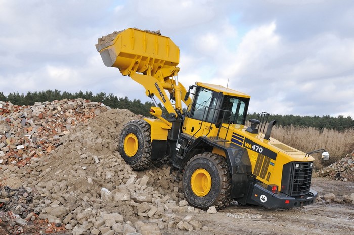 Komatsu WA470-7 wheel loader with debris