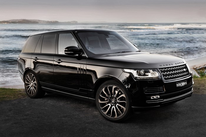 Black Range Rover Vogue by the Ocean