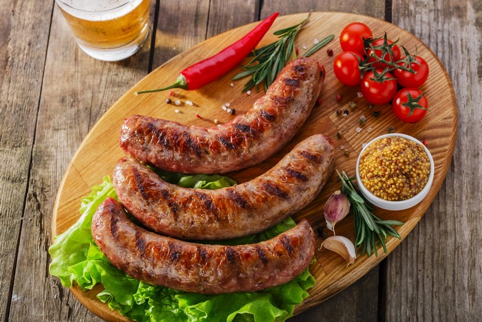 Grilled sausages with tomatoes, chili, and beer