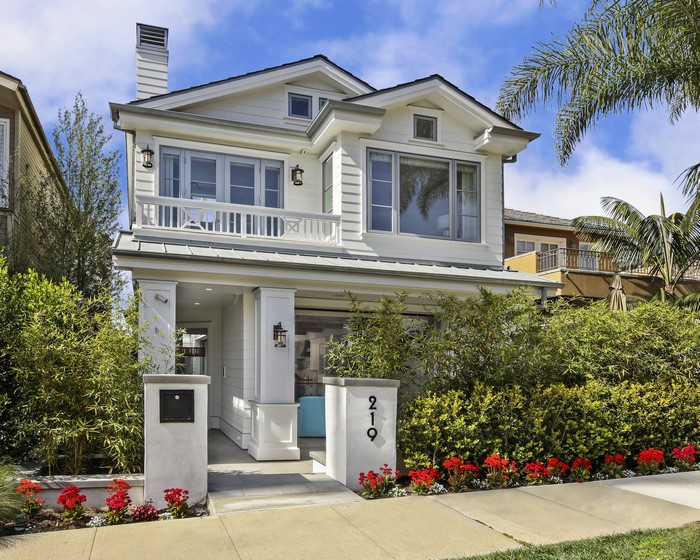 Modern White House with Balcony in Newport Beach, USA