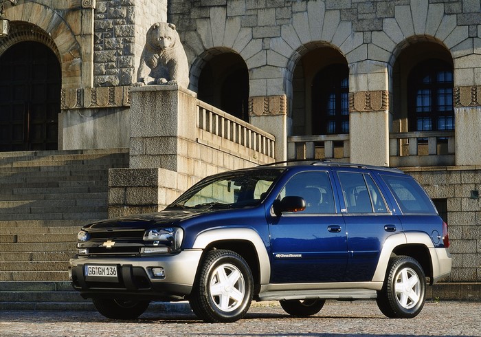 Blue Chevrolet TrailBlazer parked in front of stone building