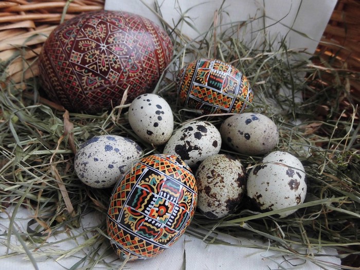 Easter eggs decorated with traditional patterns in straw