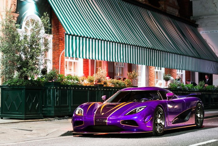Koenigsegg Agera R Zijin parked outside a building