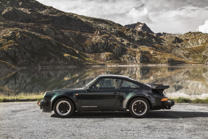 Black Porsche 911 Turbo 3.3 Coupe Side View