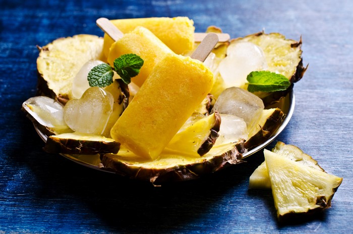 Pineapple popsicles with ice and mint