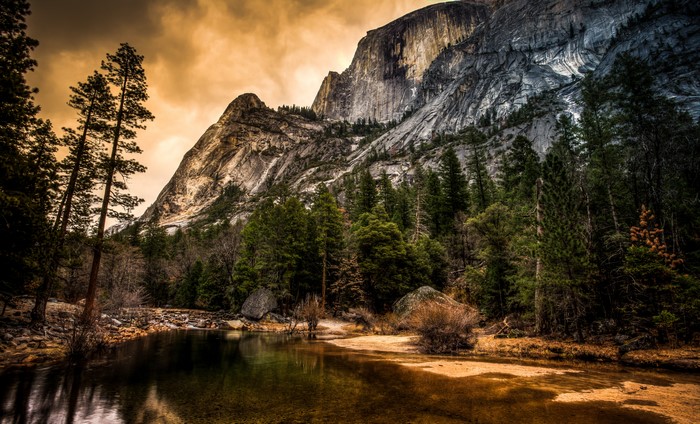 Yosemite National Park Lake and Mountain Scenery